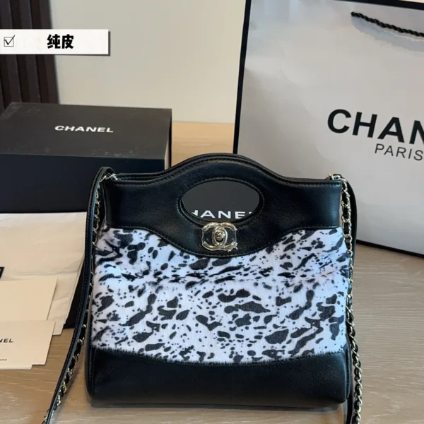CHANEL0060-01 Chanel Black Leather Crossbody Bag