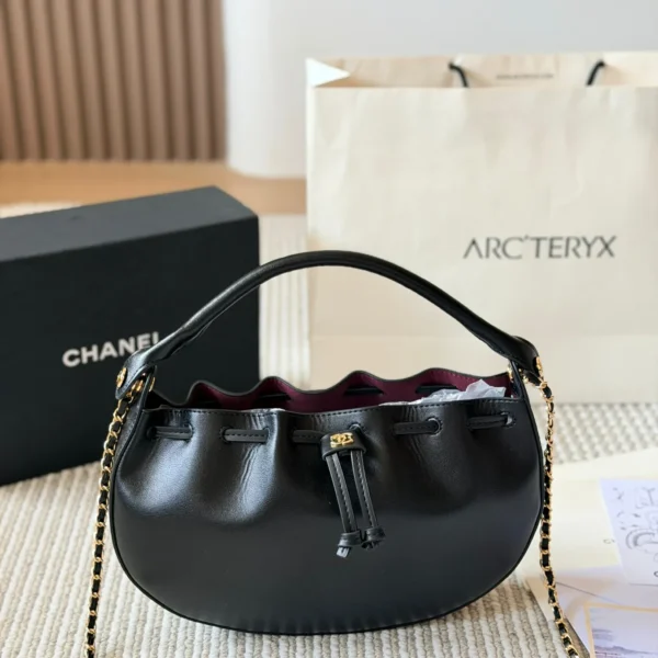 CHANEL0127-01 Chanel Black Chain Calfskin Crossbody Bag