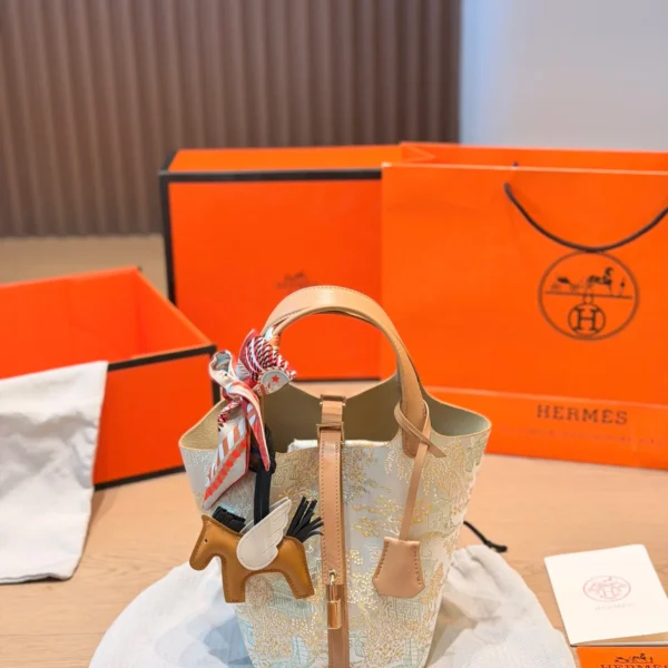 HERMES0219-01 Hermes Picotin White Leather Bag