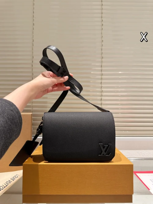 Louis Vuitton Monogram Canvas Messenger Bag