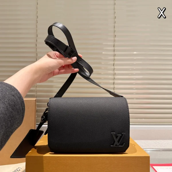 Louis Vuitton Monogram Canvas Messenger Bag