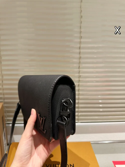 Louis Vuitton Monogram Canvas Messenger Bag
