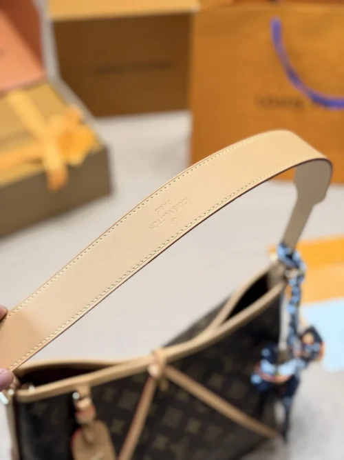 Louis Vuitton CarryAll Leather Bag Style 0200